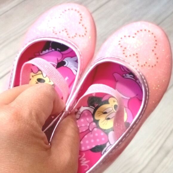 (17-3866) 🔥3/$20🔥 Disney Shoes  Sz 6 - Picture 1 of 8